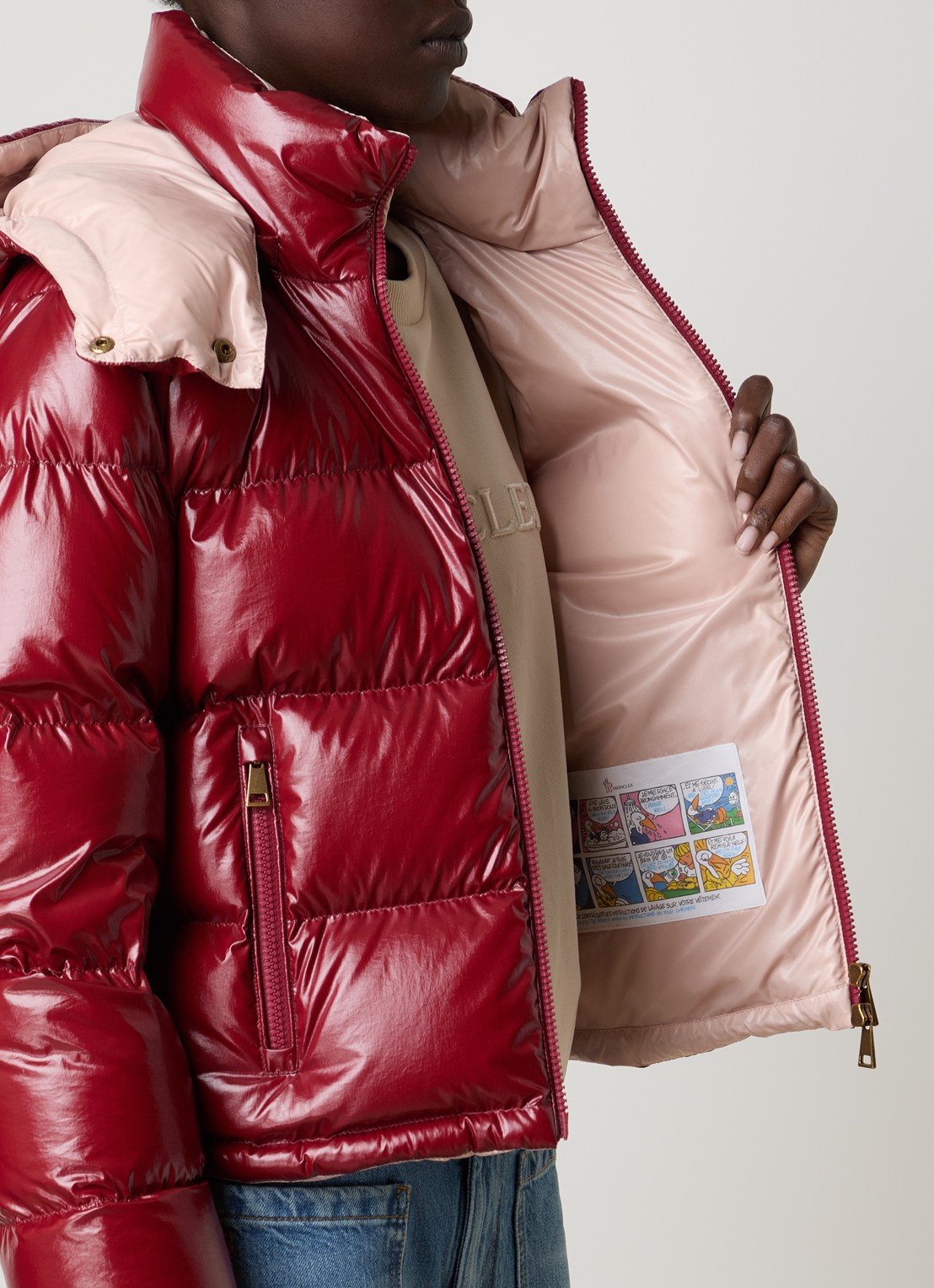 Moncler Niveole cropped puffer jack met donsvulling en afneembare capuchon - detail 4 kersenrood