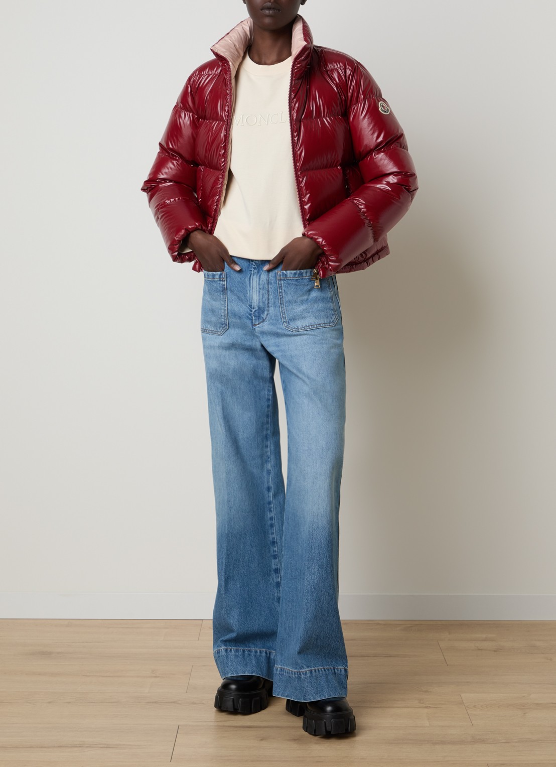 Moncler Niveole cropped puffer jack met donsvulling en afneembare capuchon - voorkant 6 kersenrood