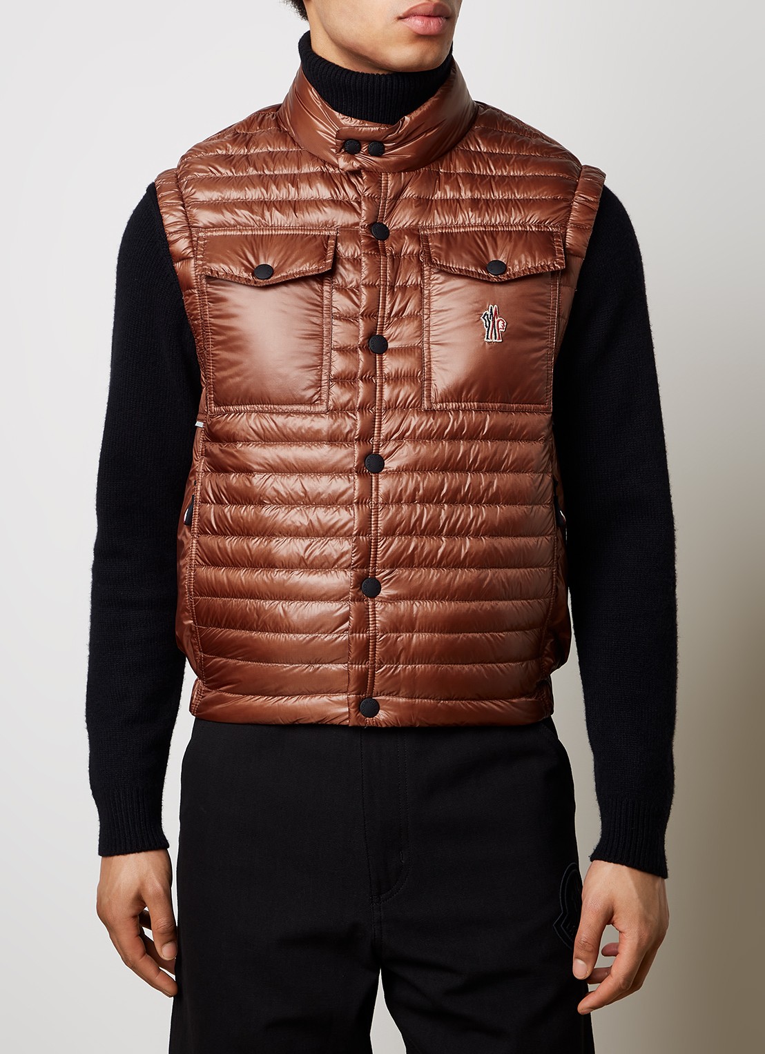Moncler Ollon gewatteerde bodywarmer met donsvulling en logo - detail roestbruin