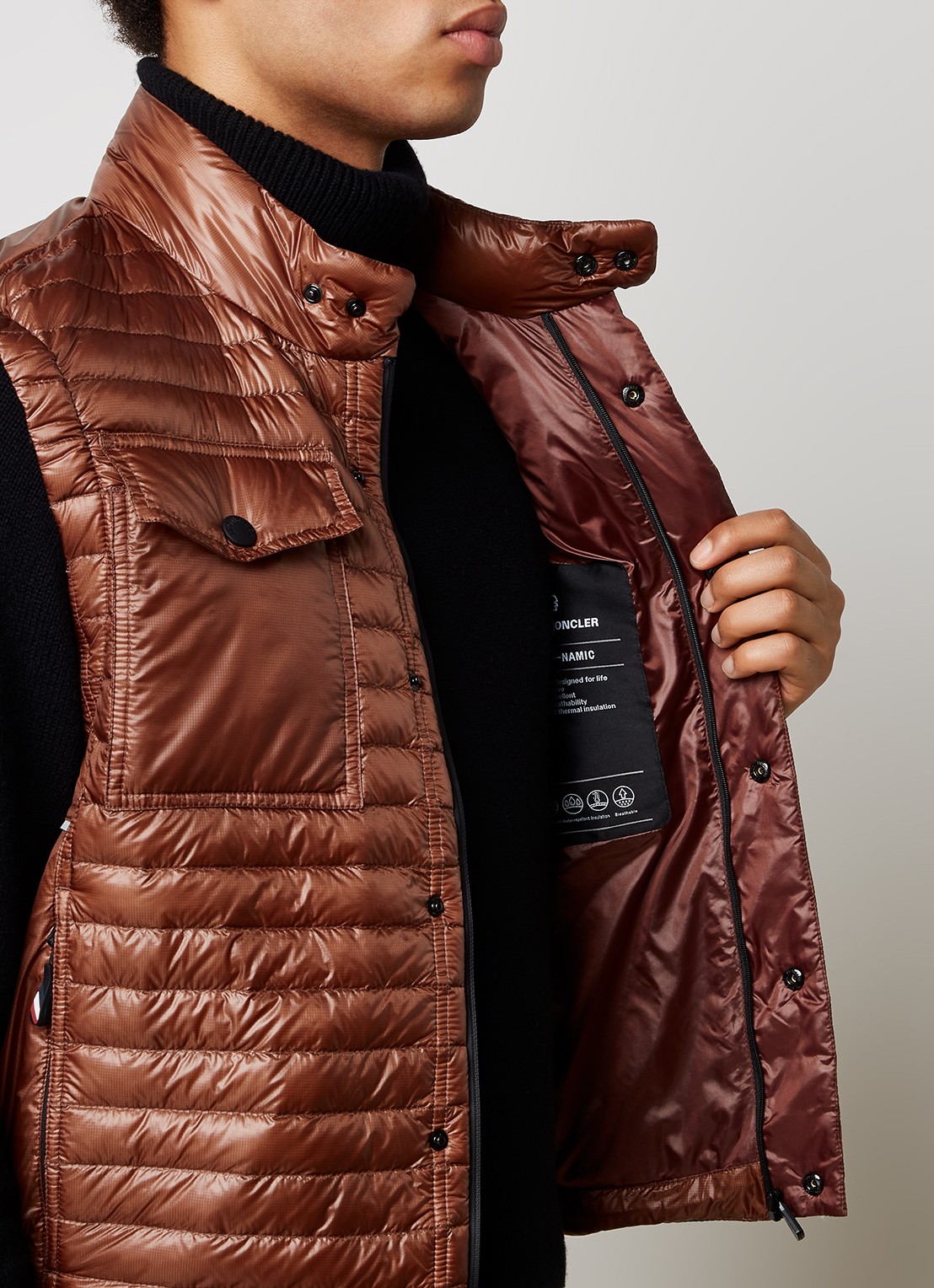 Moncler Ollon gewatteerde bodywarmer met donsvulling en logo - detail 2 roestbruin