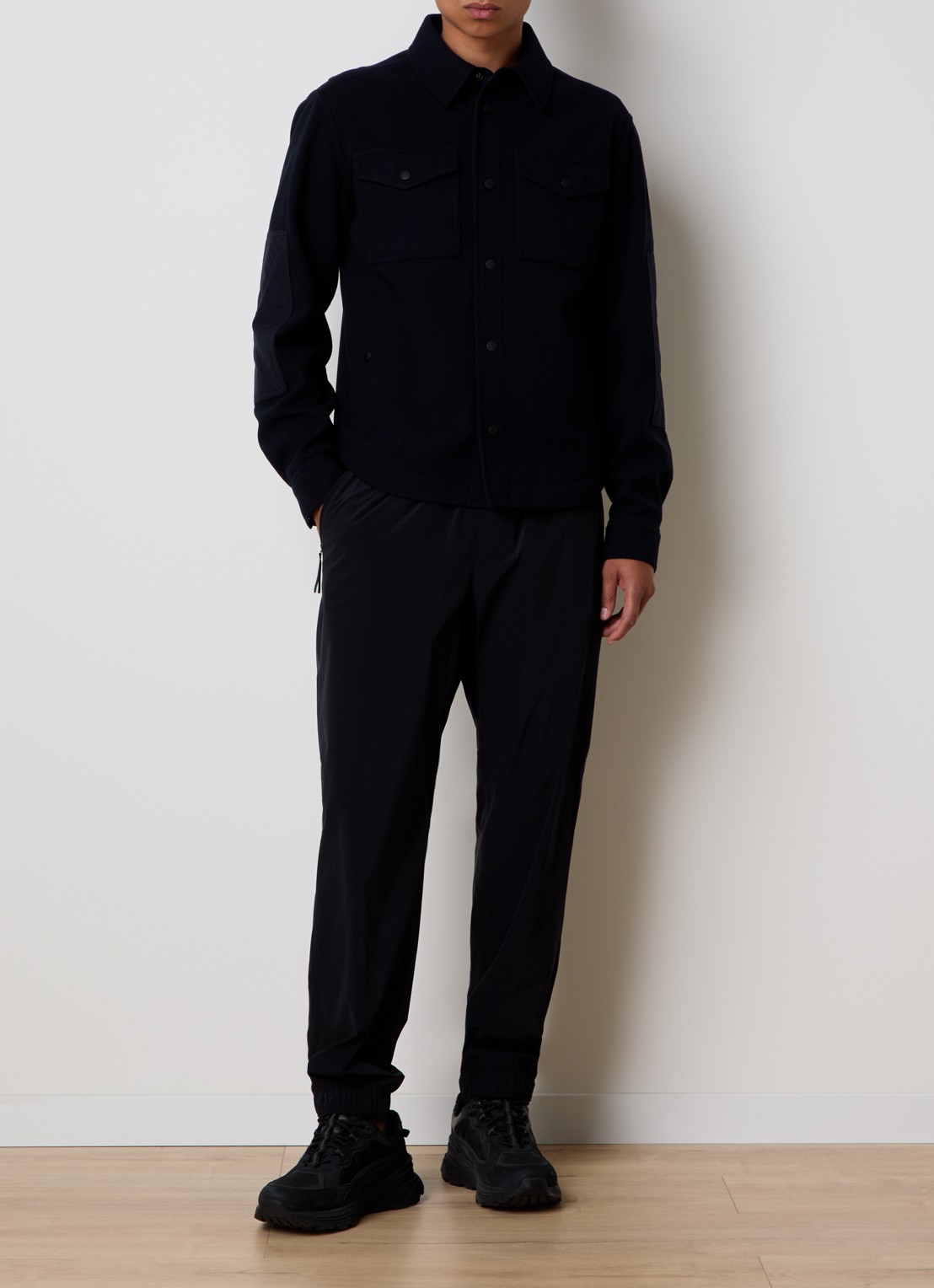 Moncler Overshirt met logoborduring en klepzakken - voorkant 2 donkerblauw