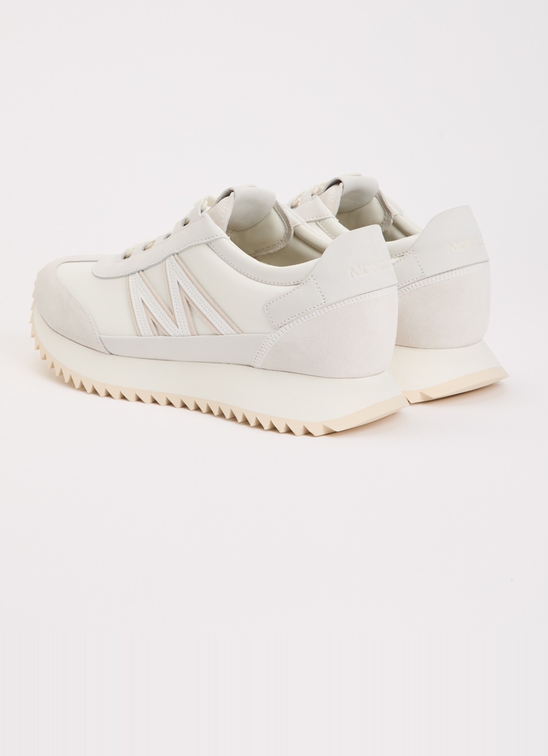 Moncler Pacey2 sneaker met suède details en logo - achterkant gebroken wit