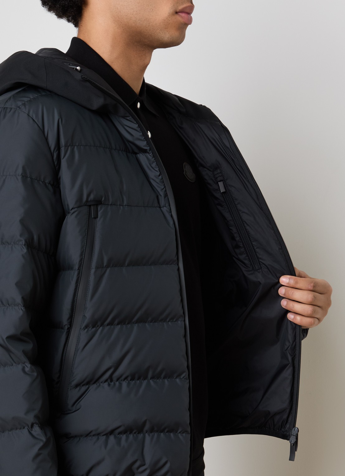 Moncler Puffer jack met donsvulling en capuchon - detail 5 zwart