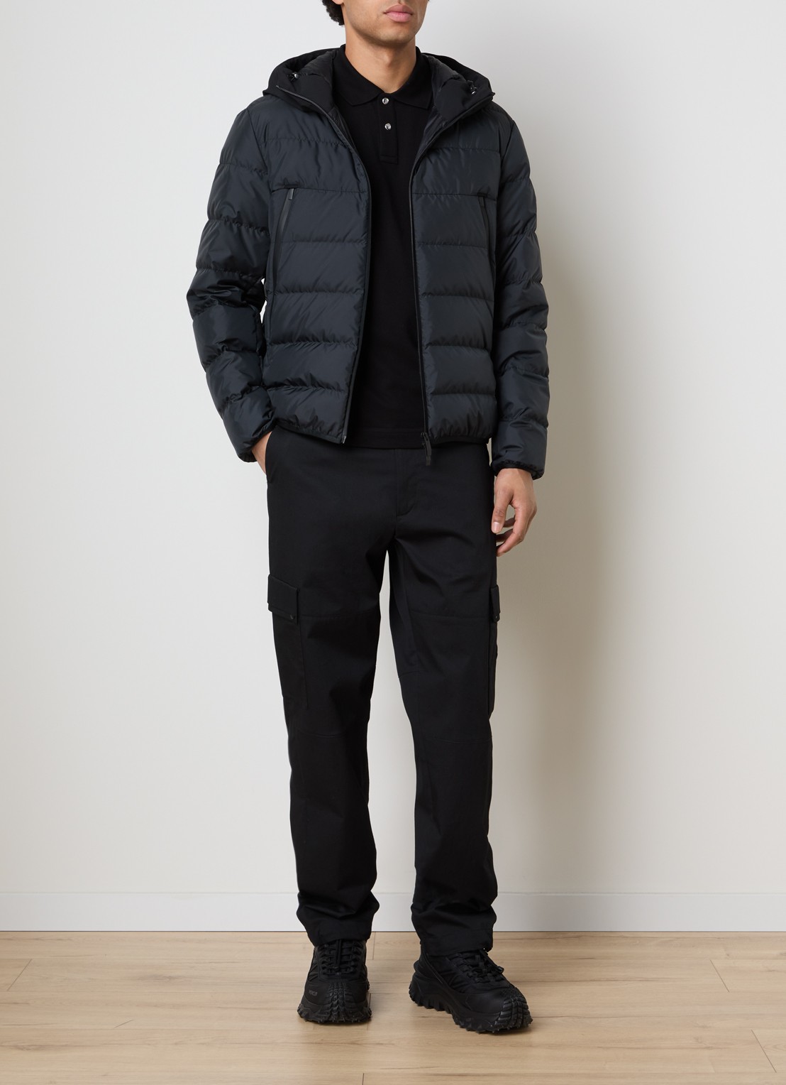 Moncler Puffer jack met donsvulling en capuchon - voorkant 3 zwart