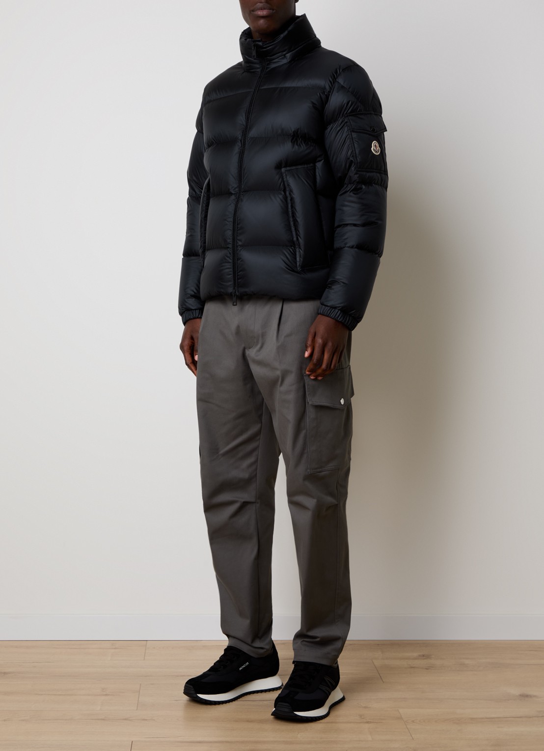 Moncler Puffer jack met donsvulling en ritszakken - voorkant 6 zwart