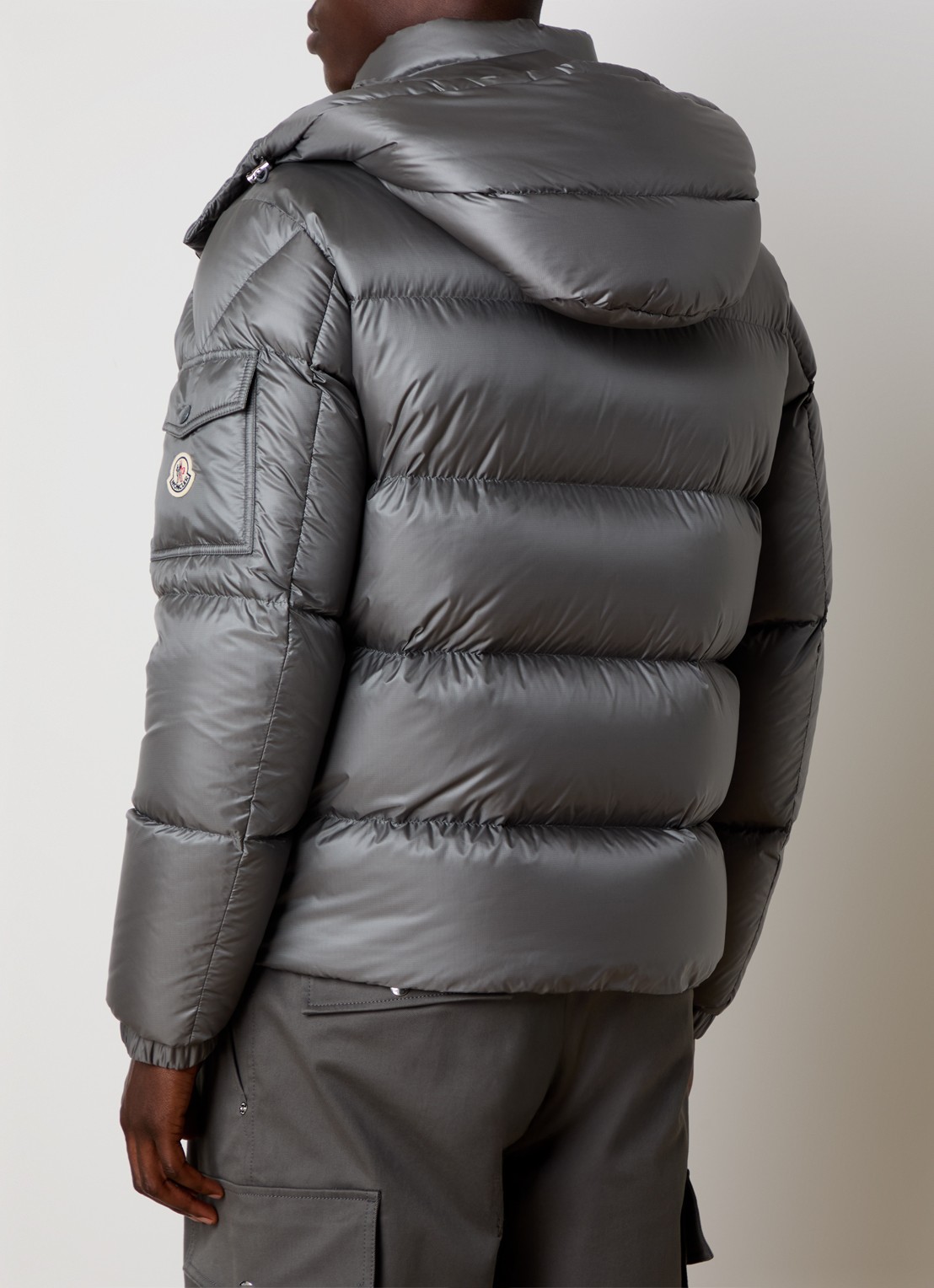 Moncler Puffer jack met donsvulling en ritszakken - achterkant lichtgrijs