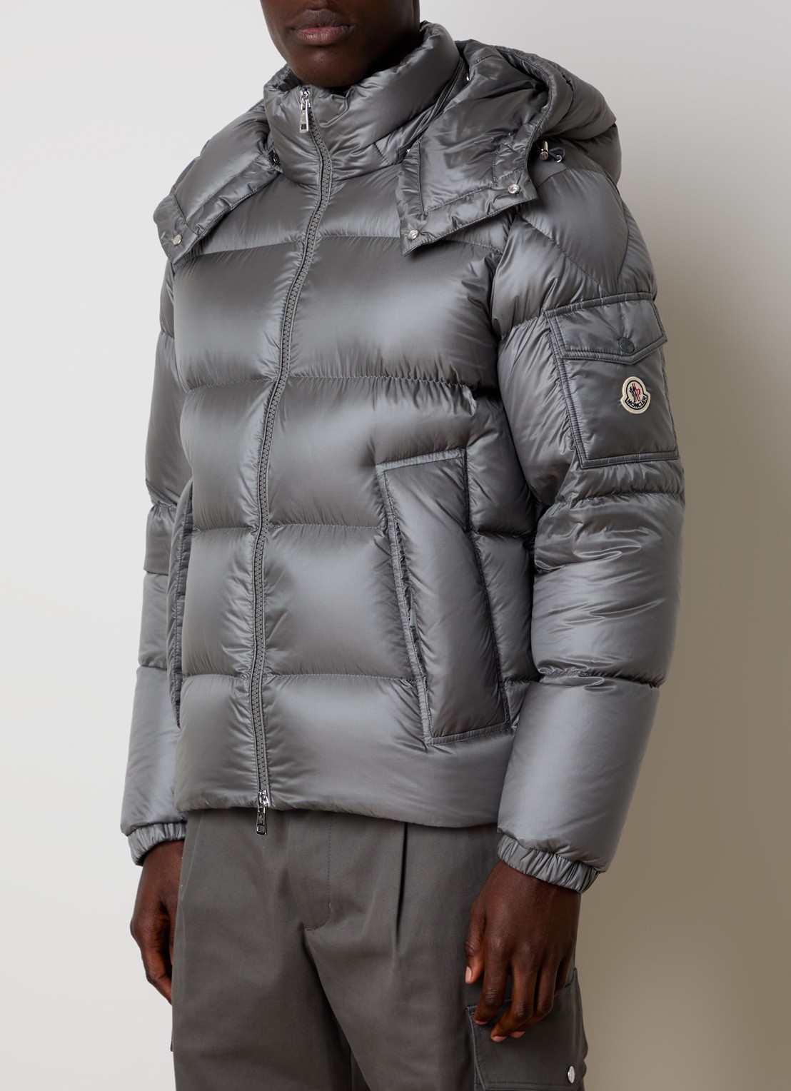 Moncler Puffer jack met donsvulling en ritszakken - detail 4 lichtgrijs