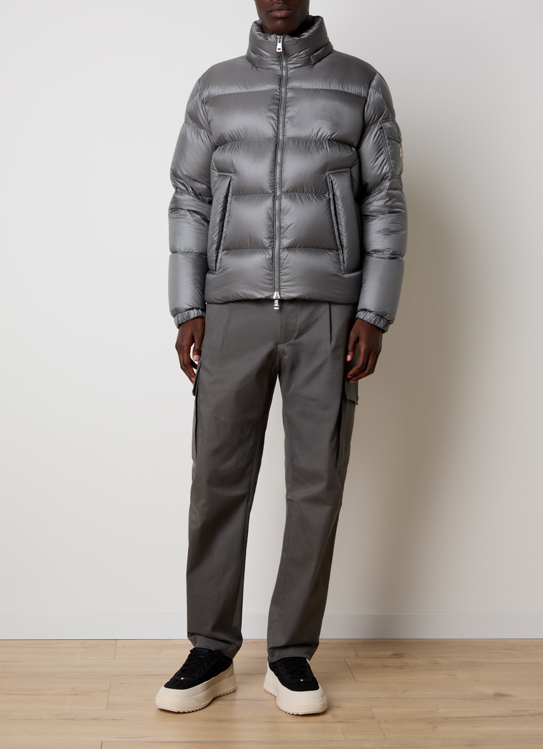 Moncler Puffer jack met donsvulling en ritszakken - voorkant 3 lichtgrijs