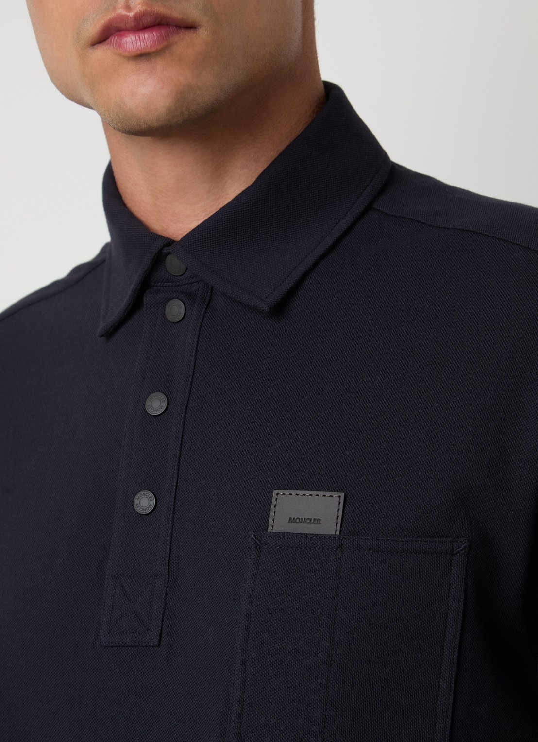 Moncler Regular fit polo van piqué katoen met borstzak - detail 4 donkerblauw
