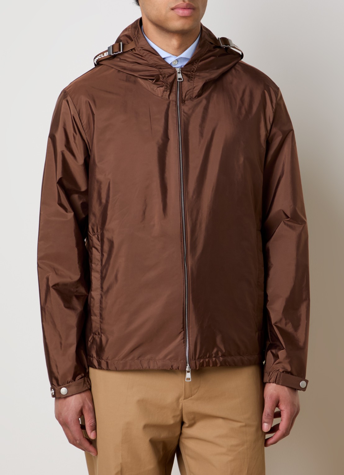 Moncler Remoray windjack met capuchon en steekzakken - detail 4 bruin