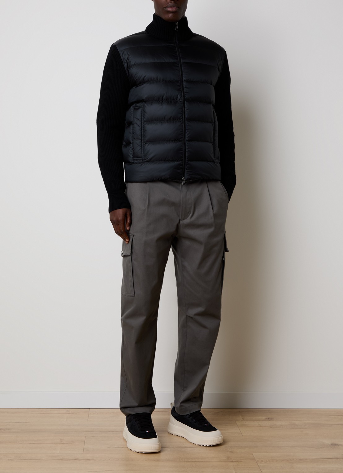 Moncler Ribgebreid vest in kasjmierblend met gewatteerd voorpand - voorkant 6 zwart