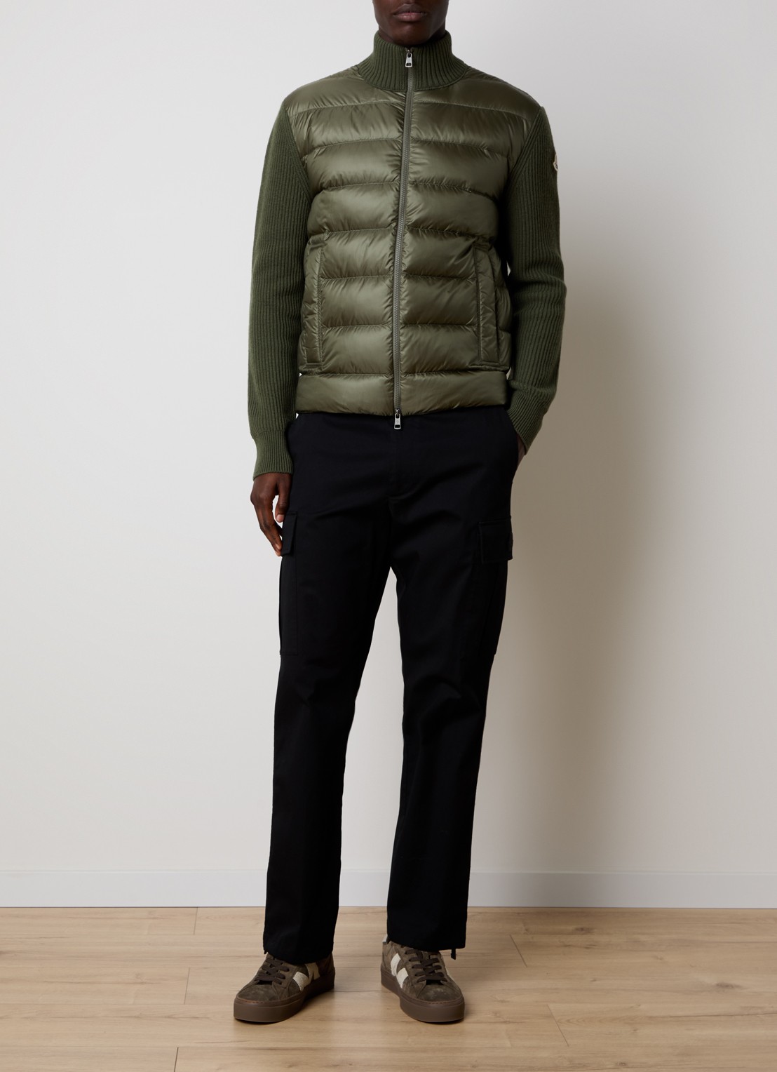Moncler Ribgebreid vest in kasjmierblend met gewatteerd voorpand - voorkant 2 legergroen