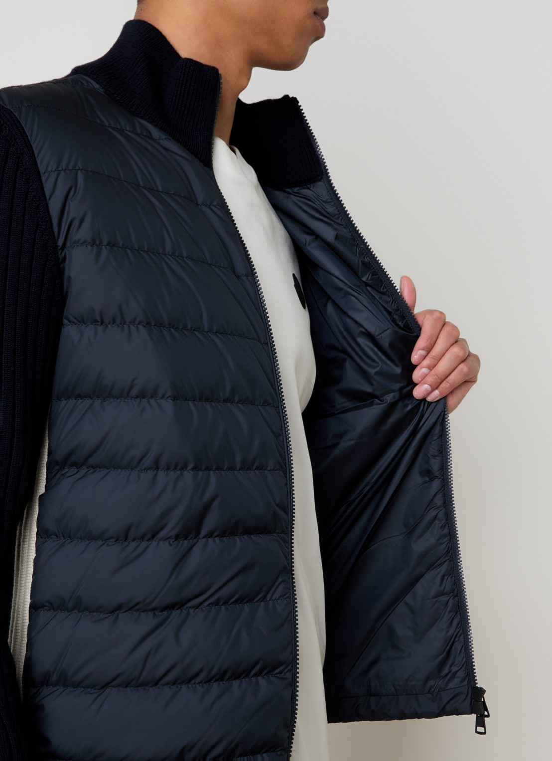 Moncler Ribgebreid vest met gewatteerd voorpand en logo - detail 5 blauw