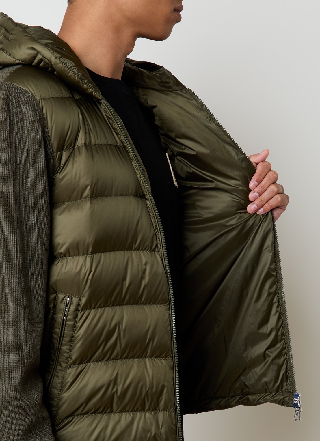 Moncler Ribgebreid vest van scheerwol met gewatteerd voorpand met donsvulling - detail 2 mosgroen