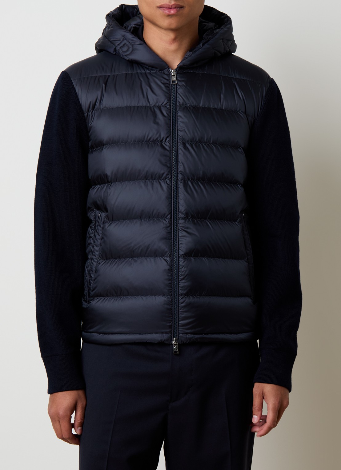 Moncler Ribgebreid vest van scheerwol met gewatteerd voorpand met donsvulling - detail 2 donkerblauw
