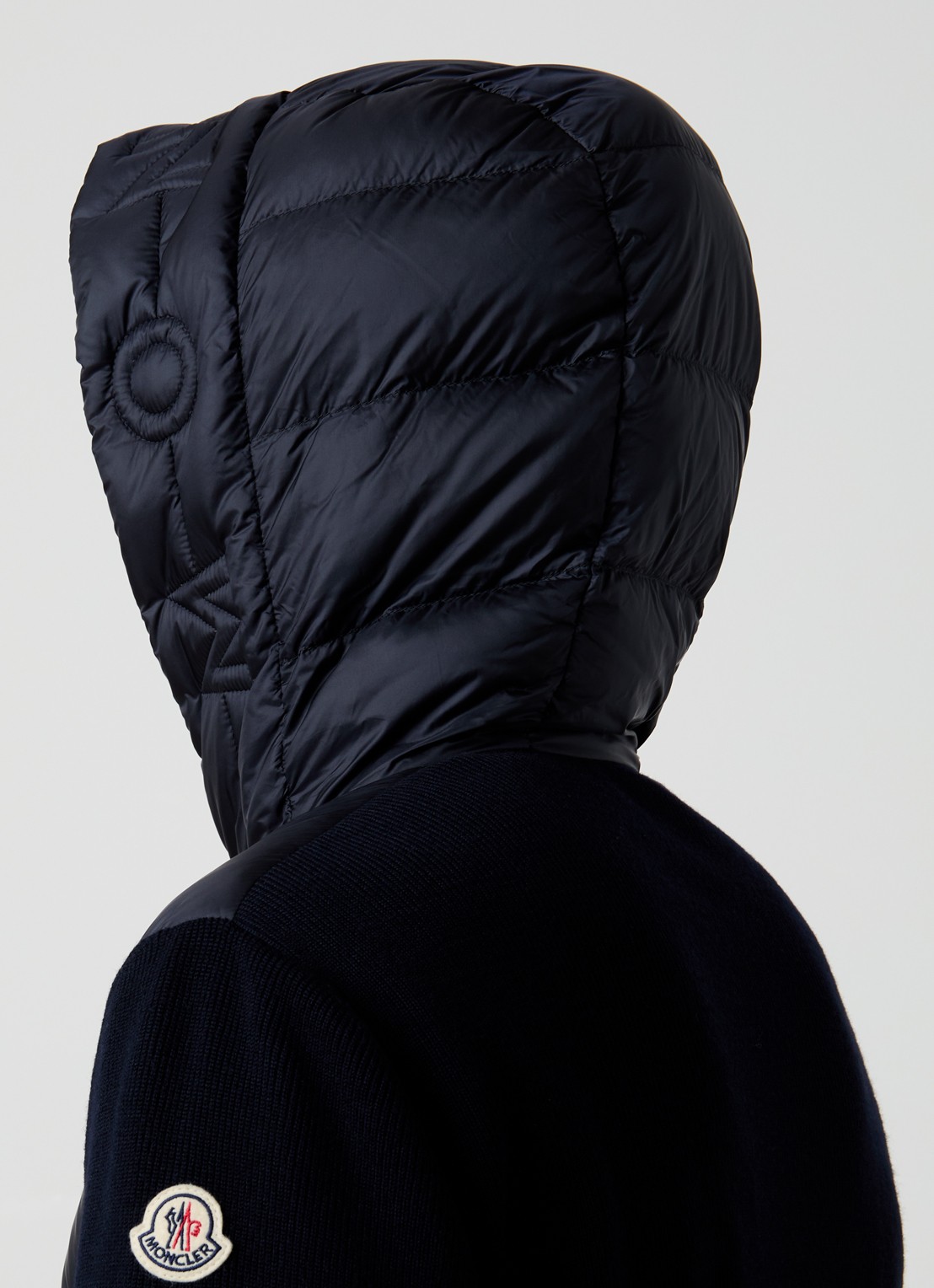 Moncler Ribgebreid vest van scheerwol met gewatteerd voorpand met donsvulling - detail 4 donkerblauw