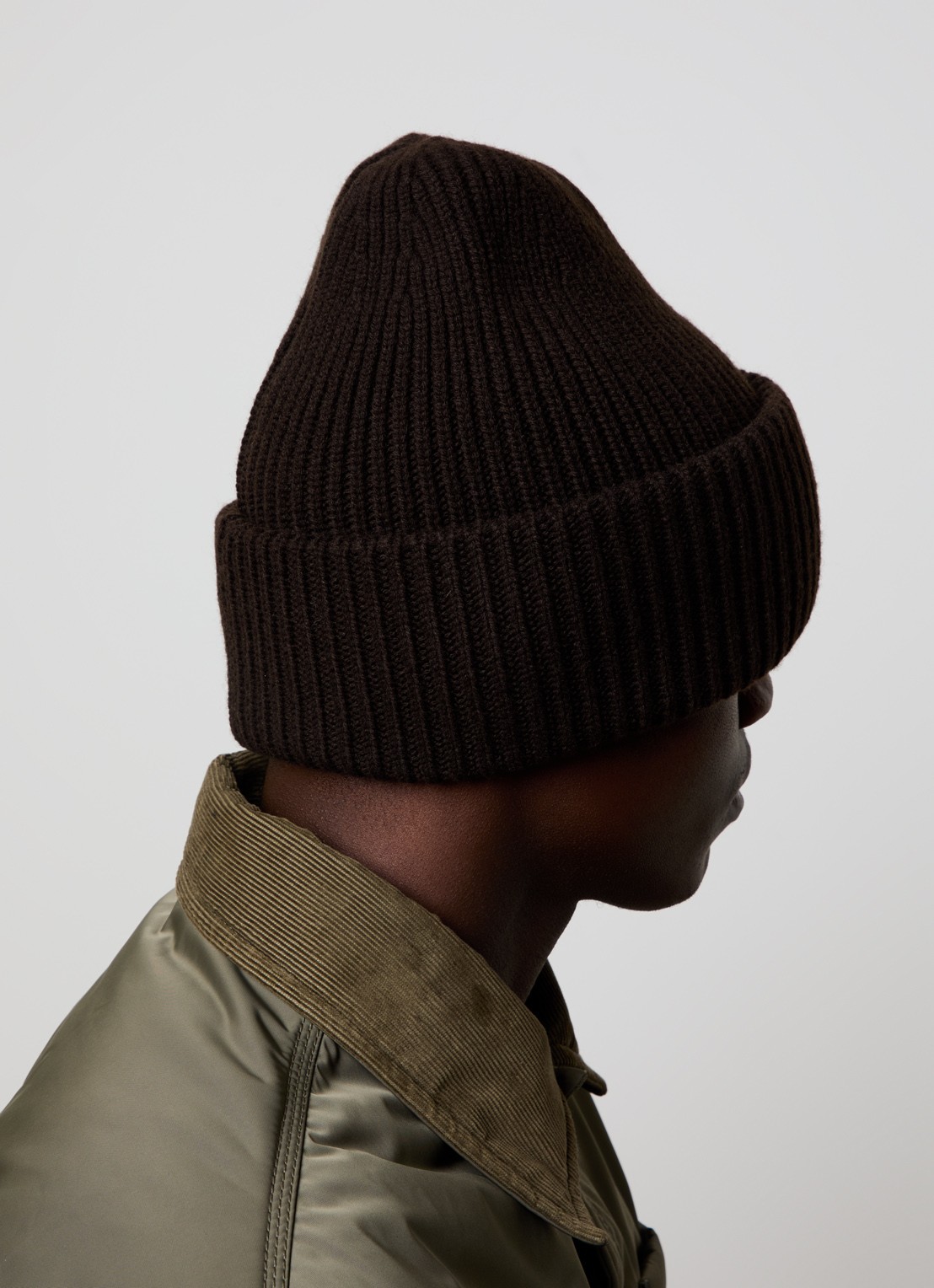 Moncler Ribgebreide muts in kasjmierblend met logo - voorkant 2 donkerbruin