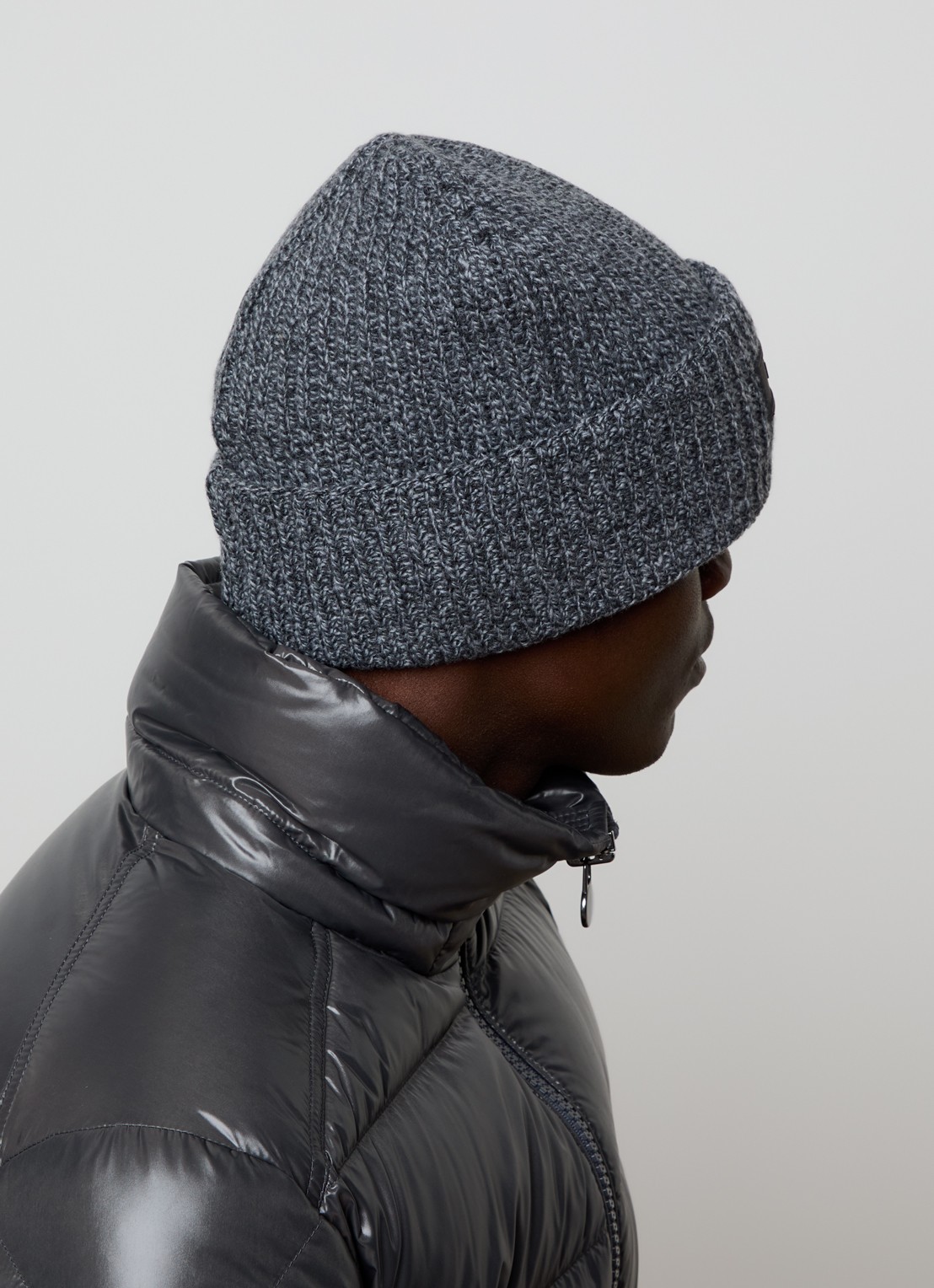Moncler Ribgebreide muts in kasjmierblend met logo - voorkant 2 grijsmele