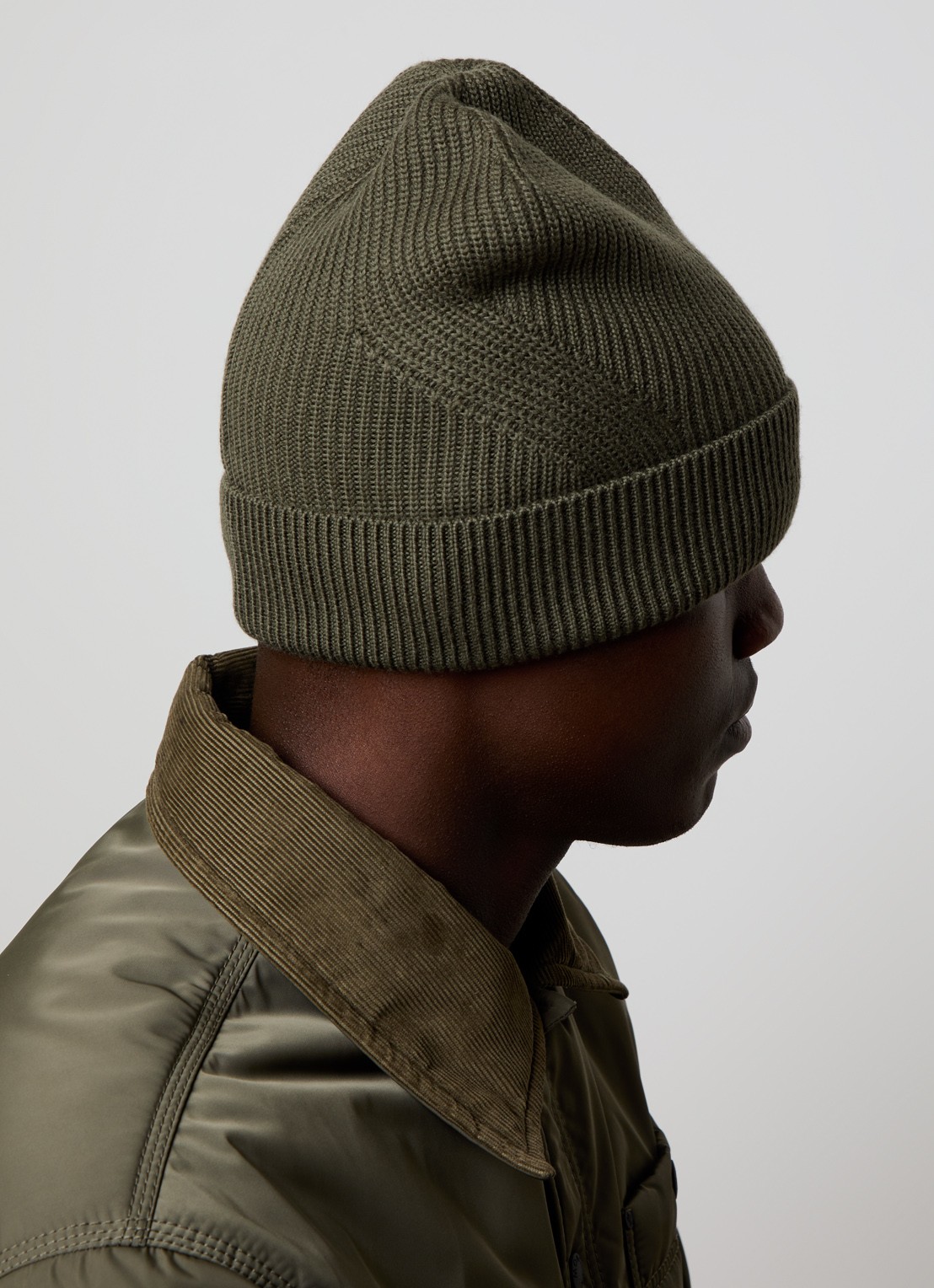 Moncler Ribgebreide muts van scheerwol met logo - voorkant 2 bronsgroen