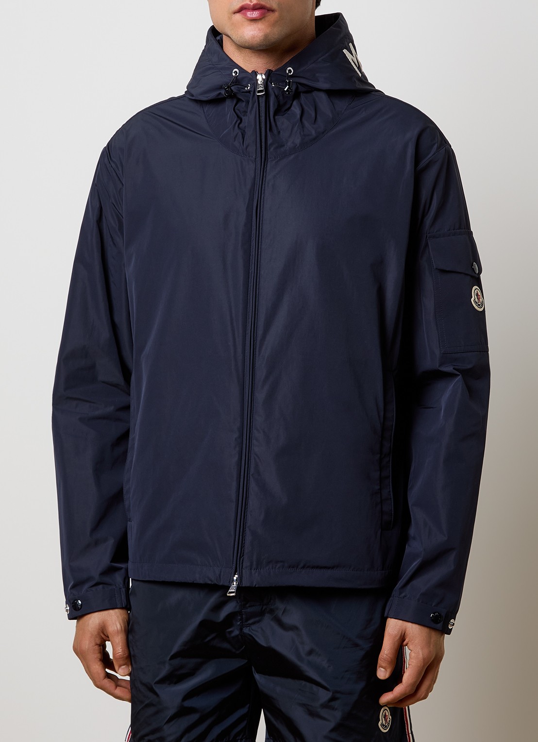 Moncler Sassiere windjack met capuchon en steekzakken - detail donkerblauw