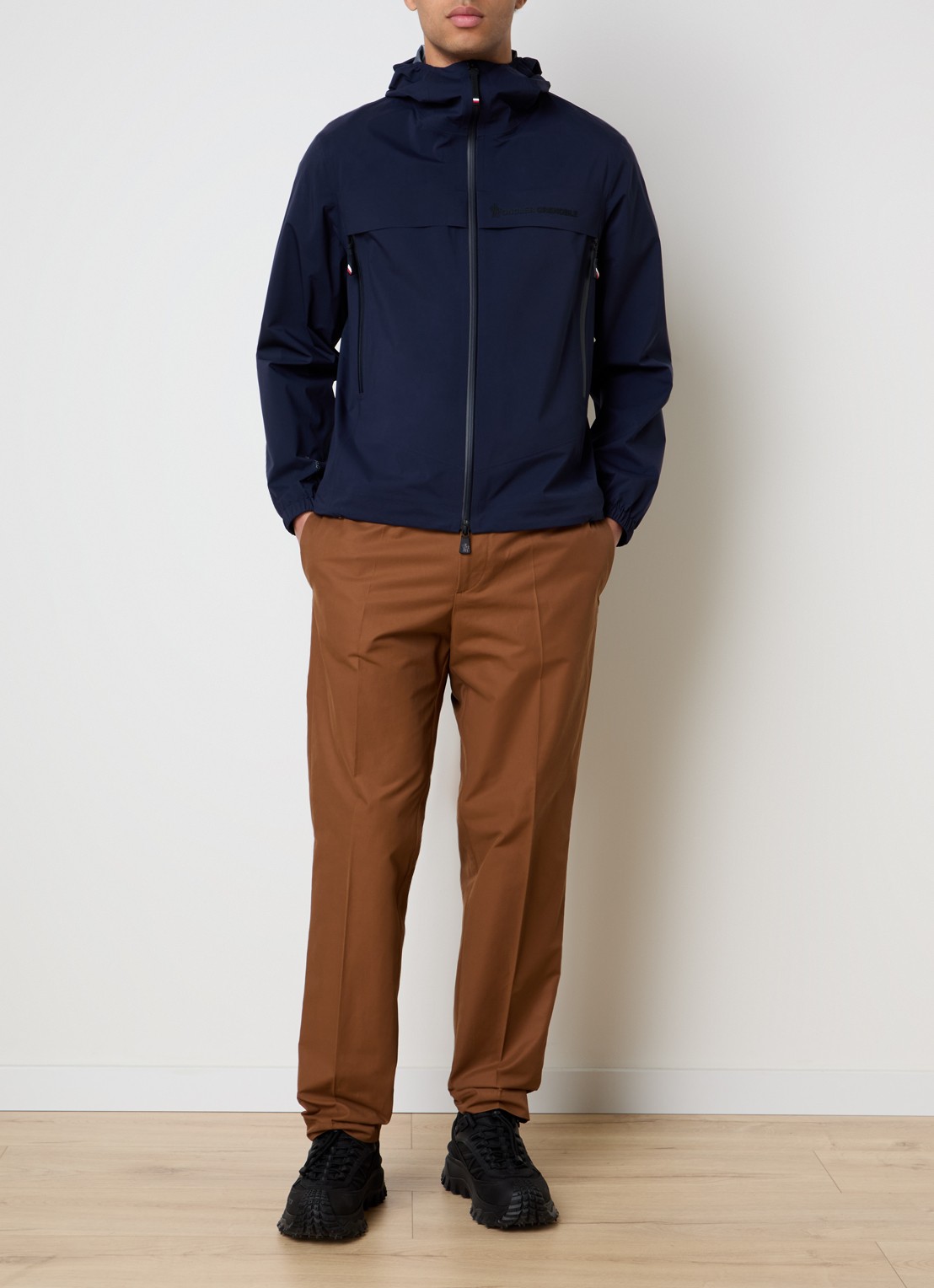 Moncler Shipton Gore-Tex windjack met logoborduring en ritszakken - voorkant 3 donkerblauw