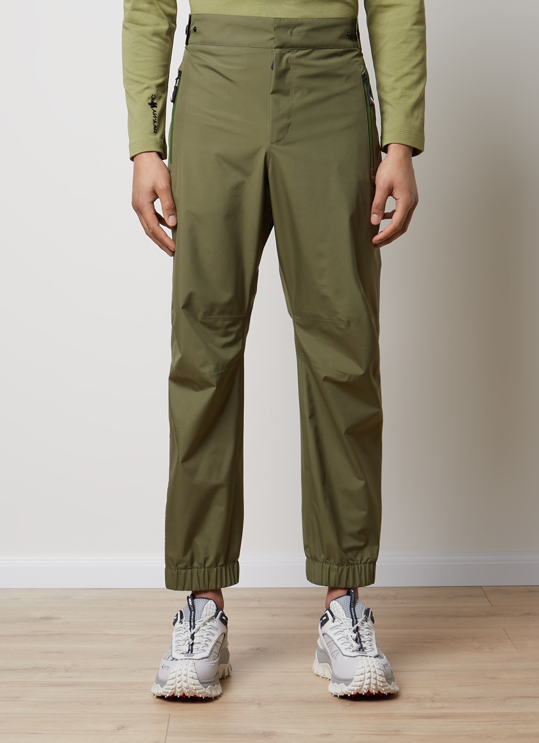 Moncler Slim fit trackpants met ritszakken - detail mosgroen