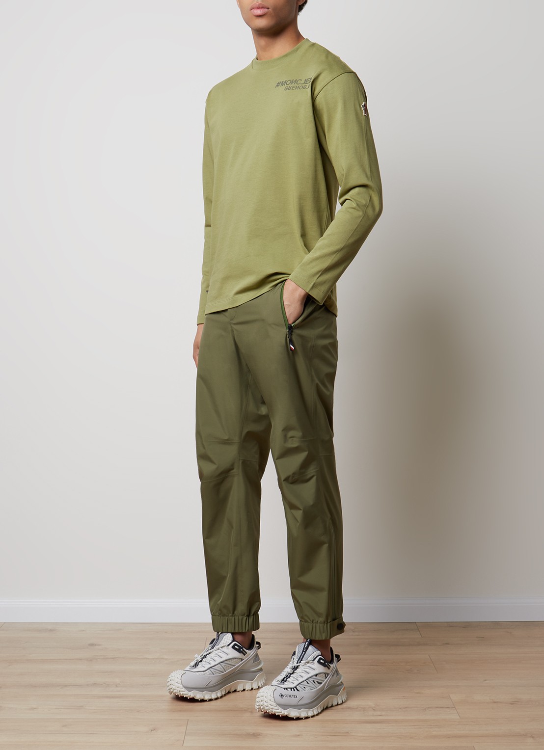 Moncler Slim fit trackpants met ritszakken - voorkant 6 mosgroen