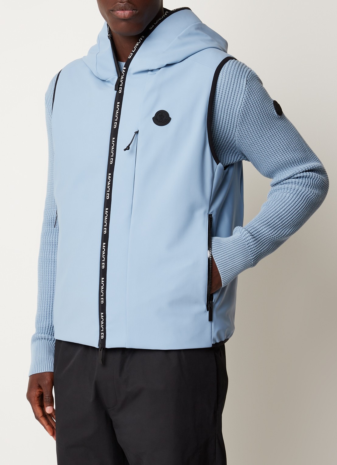 Moncler Softshell bodywarmer met donsvulling en capuchon - detail lichtblauw