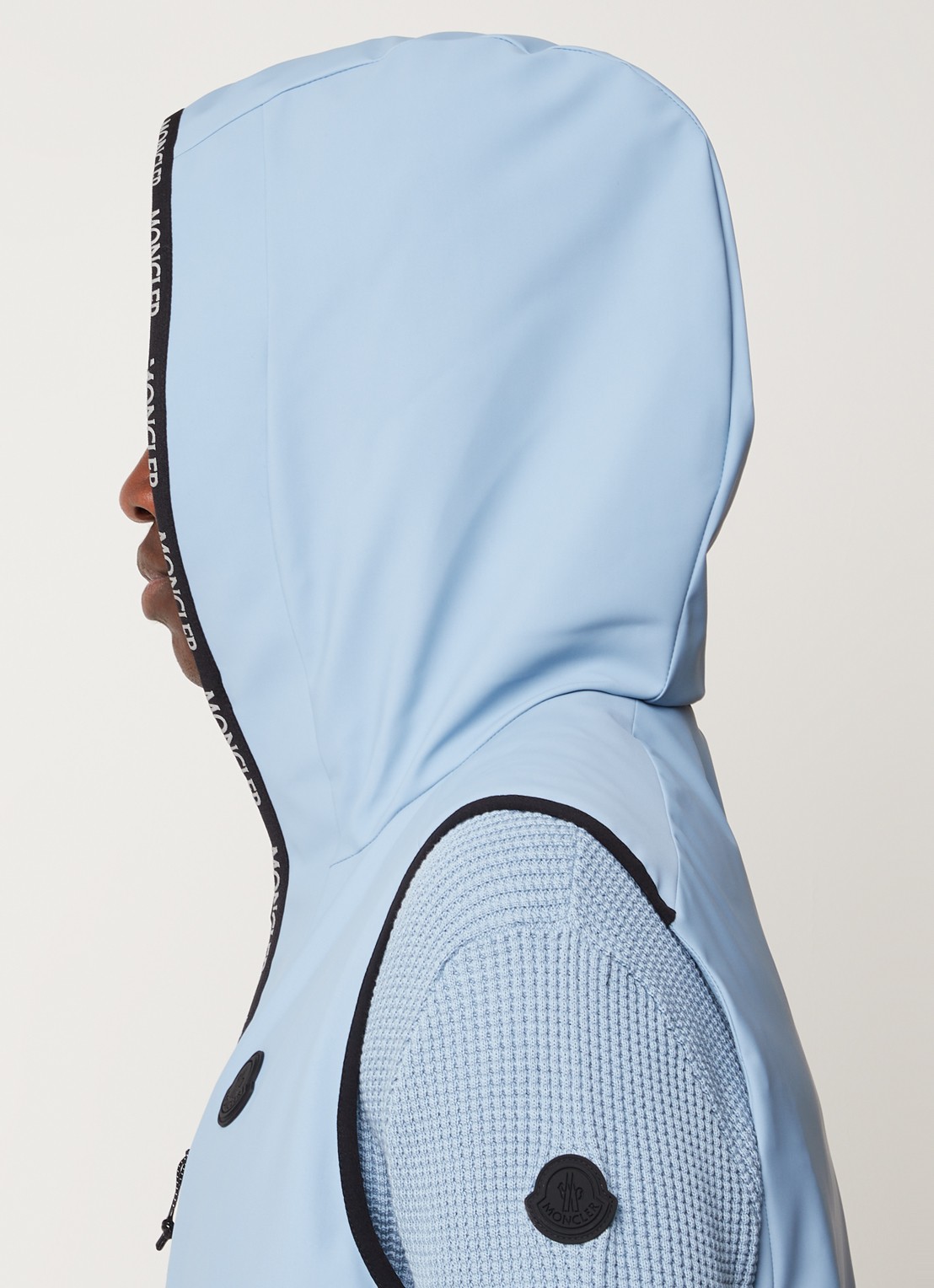 Moncler Softshell bodywarmer met donsvulling en capuchon - detail 2 lichtblauw