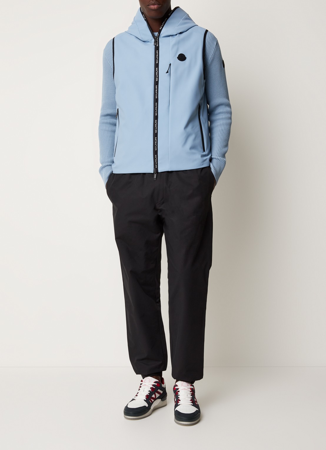 Moncler Softshell bodywarmer met donsvulling en capuchon - voorkant 6 lichtblauw
