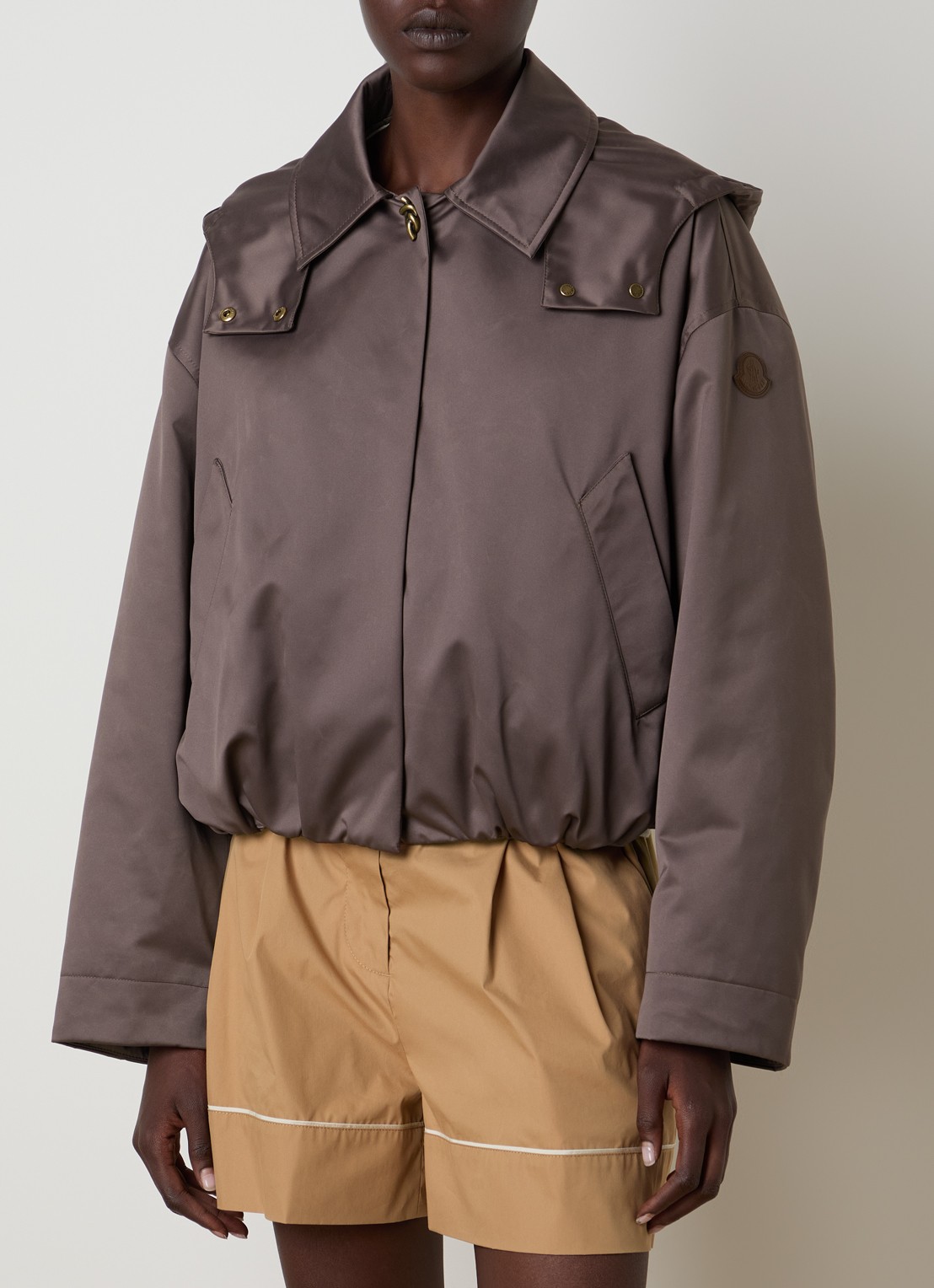 Moncler Softshell bomberjack met steekzakken en glanzende finish - detail 3 taupe