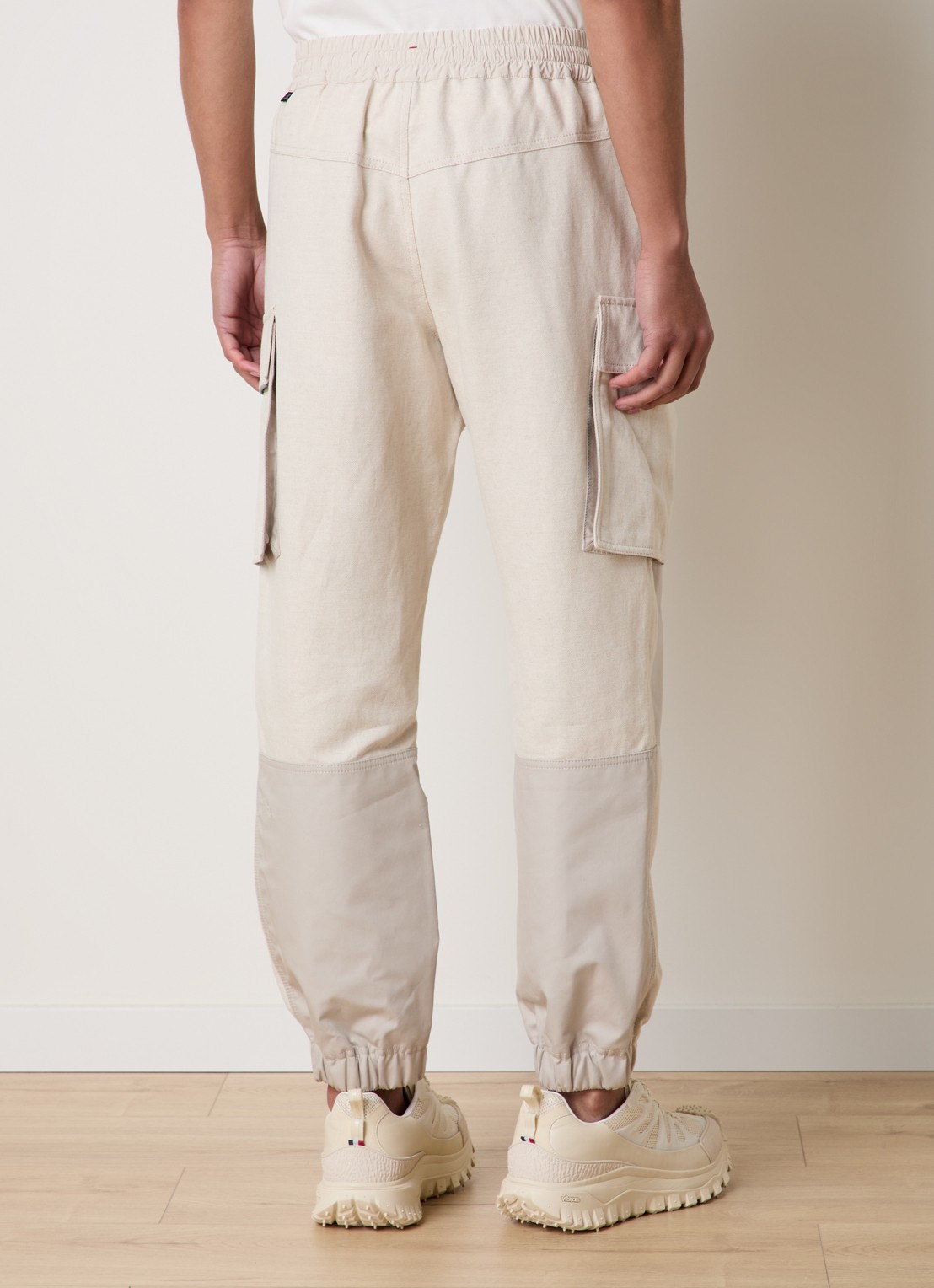 Moncler Sportivo tapered fit cargobroek in linnenblend met klepzakken - achterkant beige