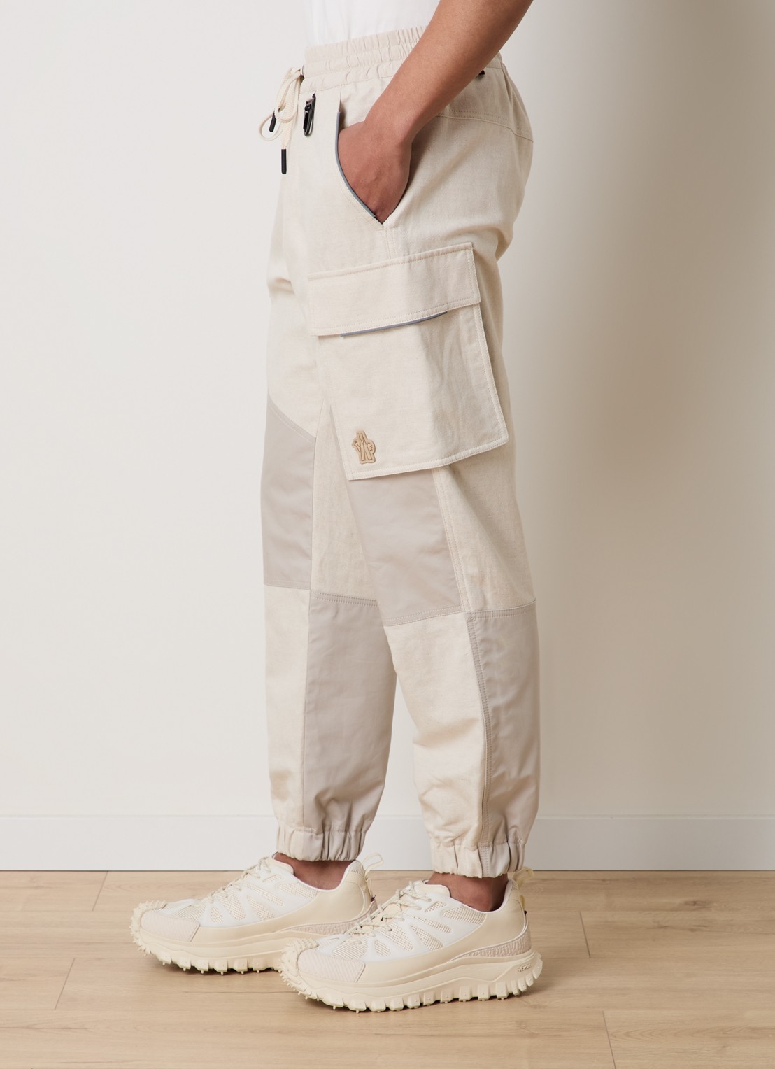 Moncler Sportivo tapered fit cargobroek in linnenblend met klepzakken - detail 5 beige