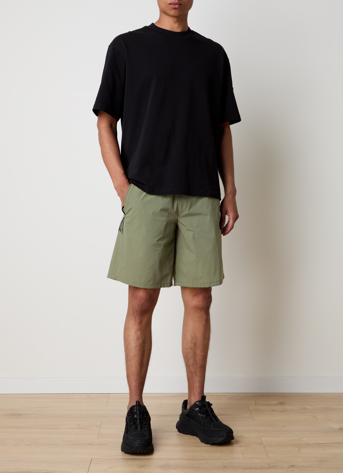 Moncler Straight fit korte broek met steekzakken - voorkant 5 legergroen