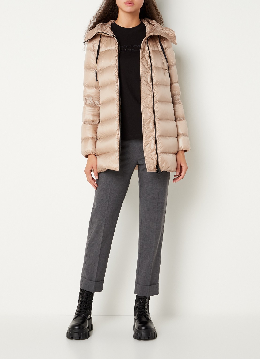 Moncler Suyen puffer jas met donsvulling - voorkant 3 beige