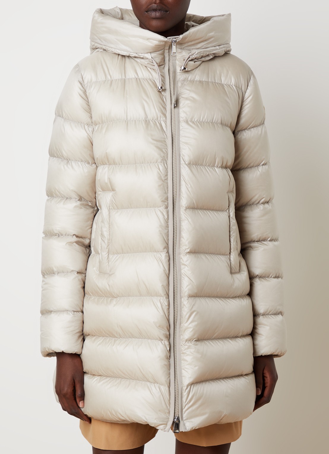 Moncler Suyenne longline pufferjas met donsvulling - detail 2 beige