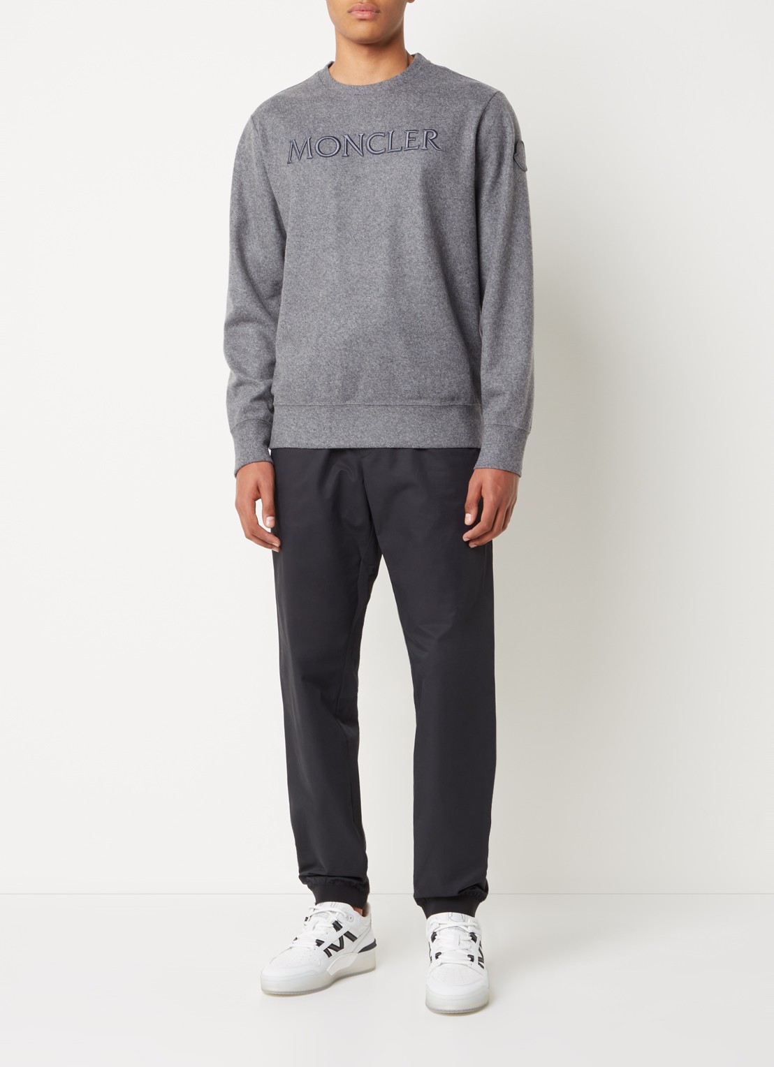 Moncler Sweater in wolblend met logoborduring - voorkant 3 legergroen