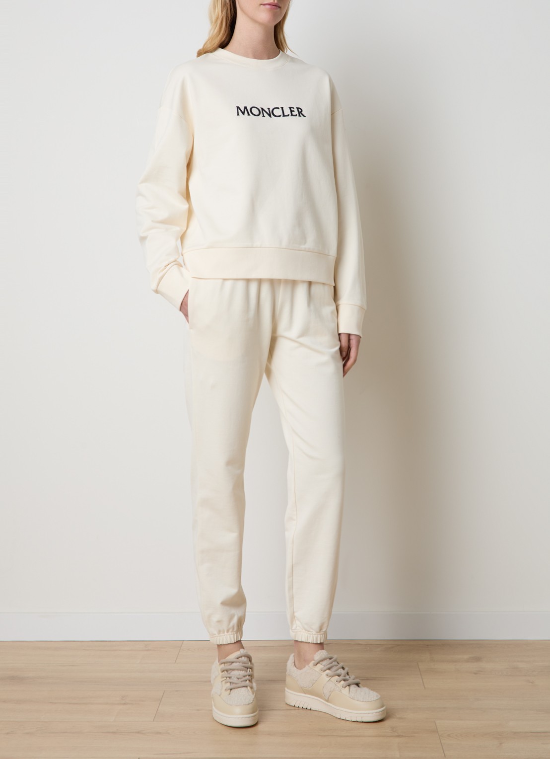 Moncler Sweater met logoborduring - voorkant 5 wit