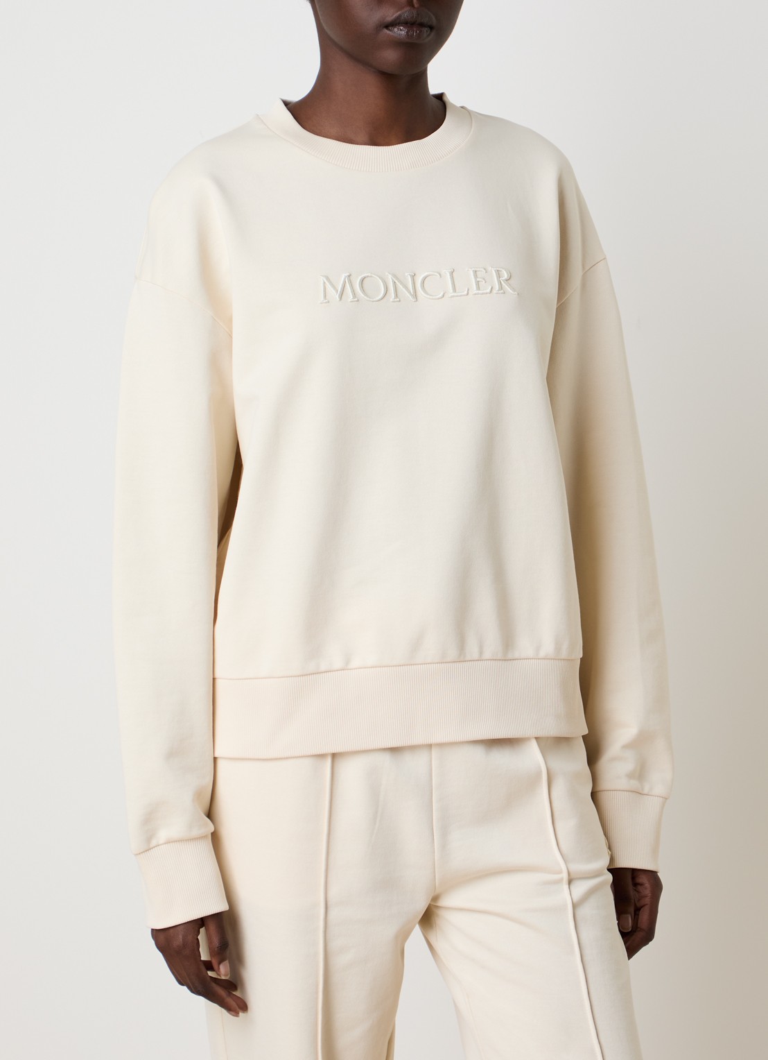 Moncler Sweater met logoborduring - detail beige