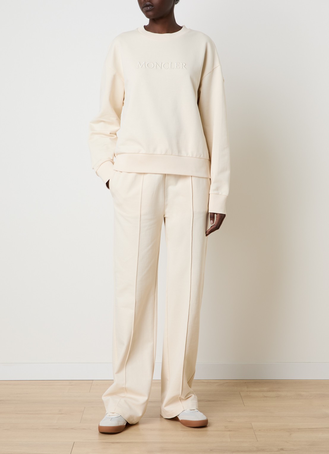 Moncler Sweater met logoborduring - voorkant 4 beige