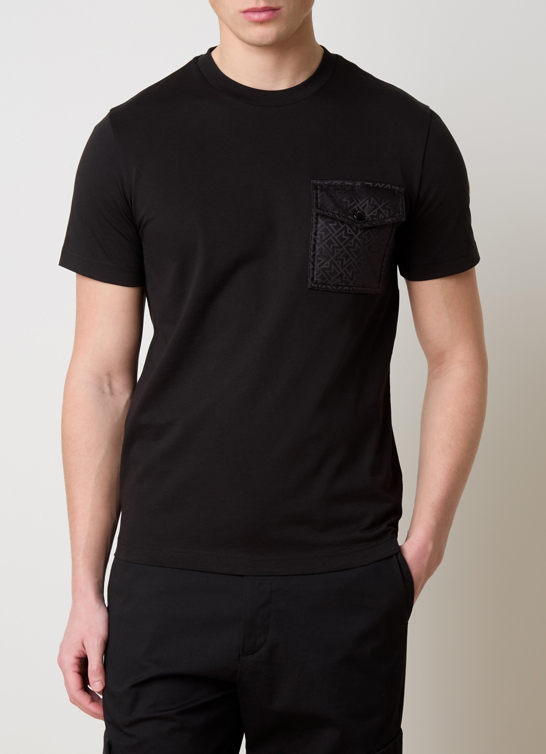 Moncler T-shirt met borstzak en logo - detail zwart