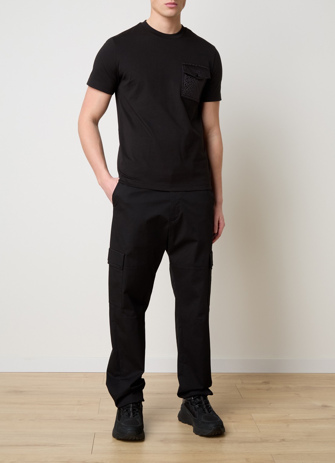 Moncler T-shirt met borstzak en logo - voorkant 4 zwart