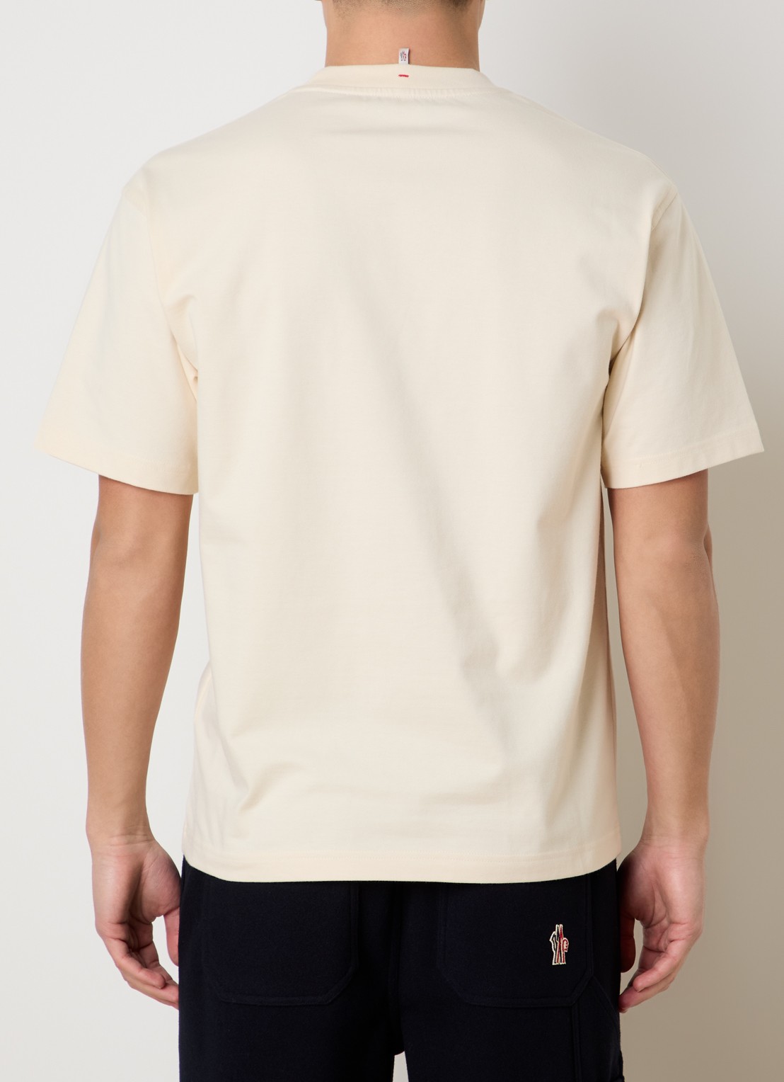Moncler T-shirt met borstzak en logo - achterkant beige