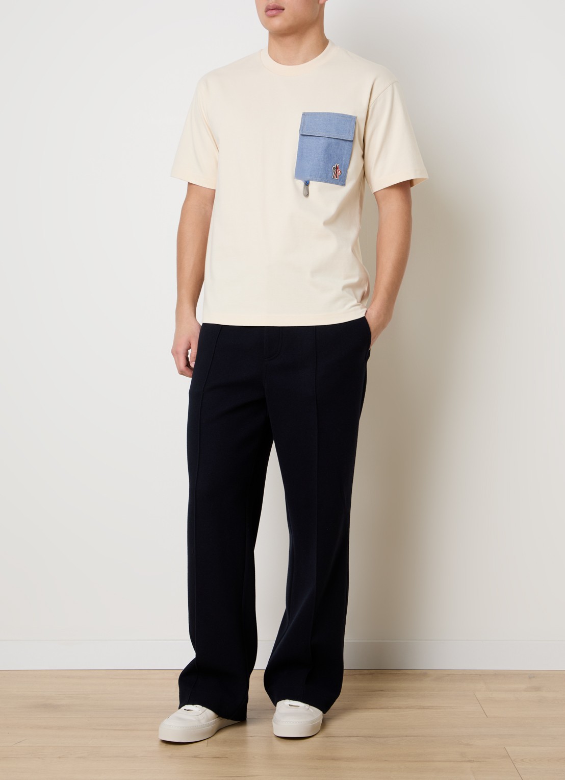 Moncler T-shirt met borstzak en logo - voorkant 3 beige