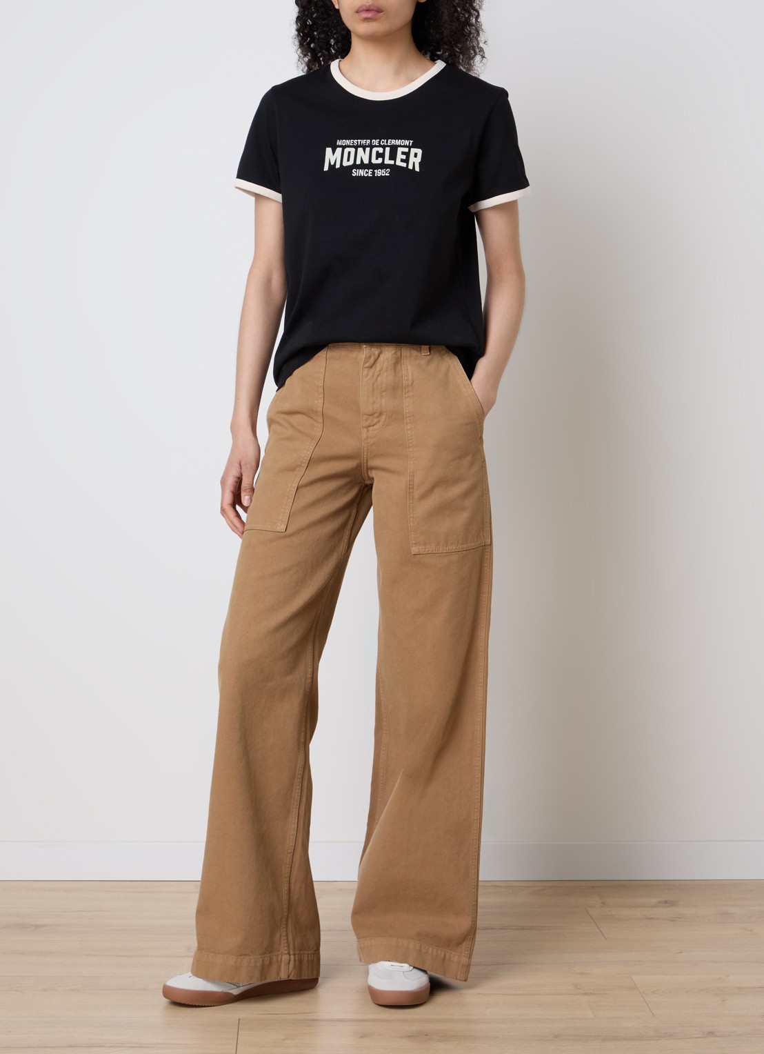 Moncler T-shirt met flock logoprint - voorkant 2 zwart