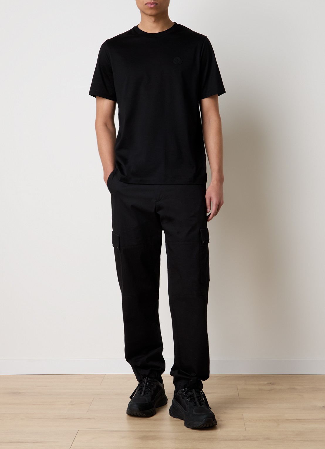 Moncler T-shirt met logo en backprint  - voorkant 5 zwart