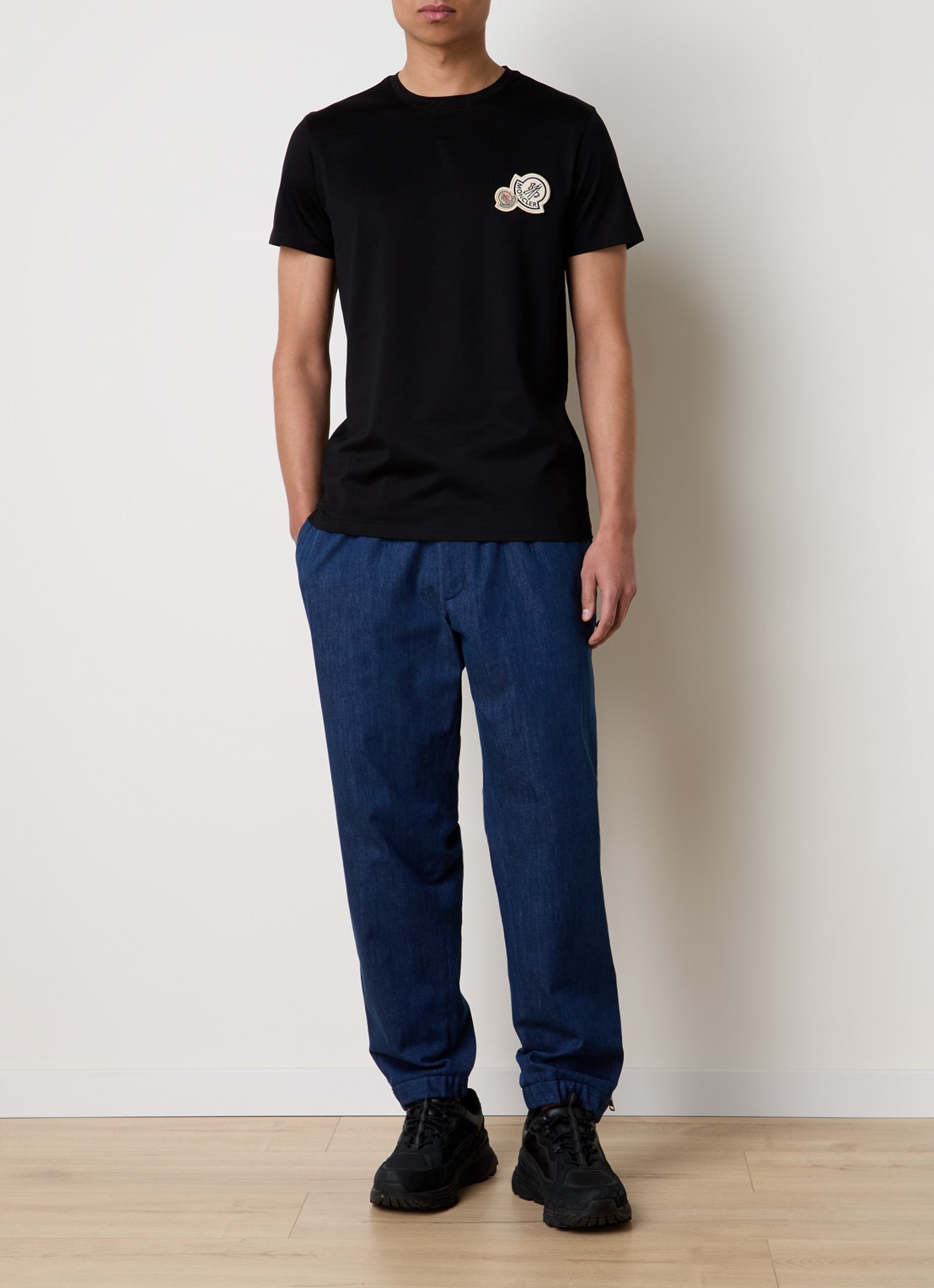 Moncler T-shirt met logo - voorkant 5 zwart
