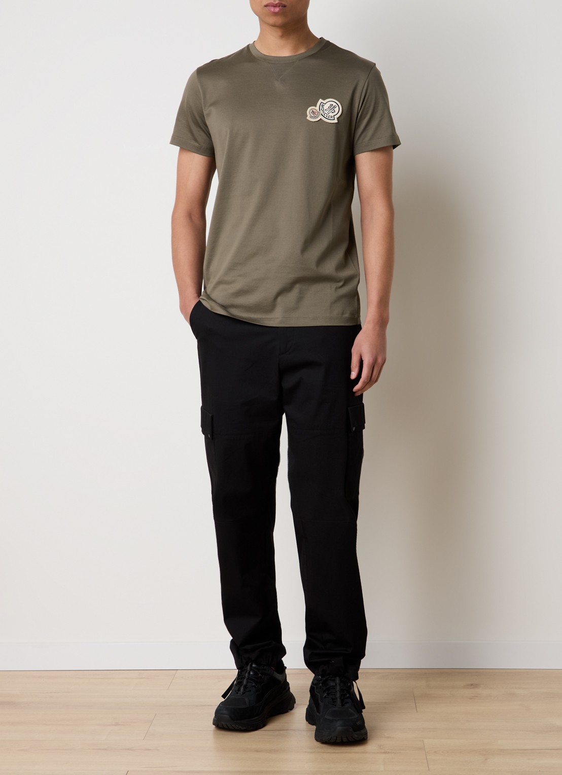 Moncler T-shirt met logo - voorkant 5 legergroen