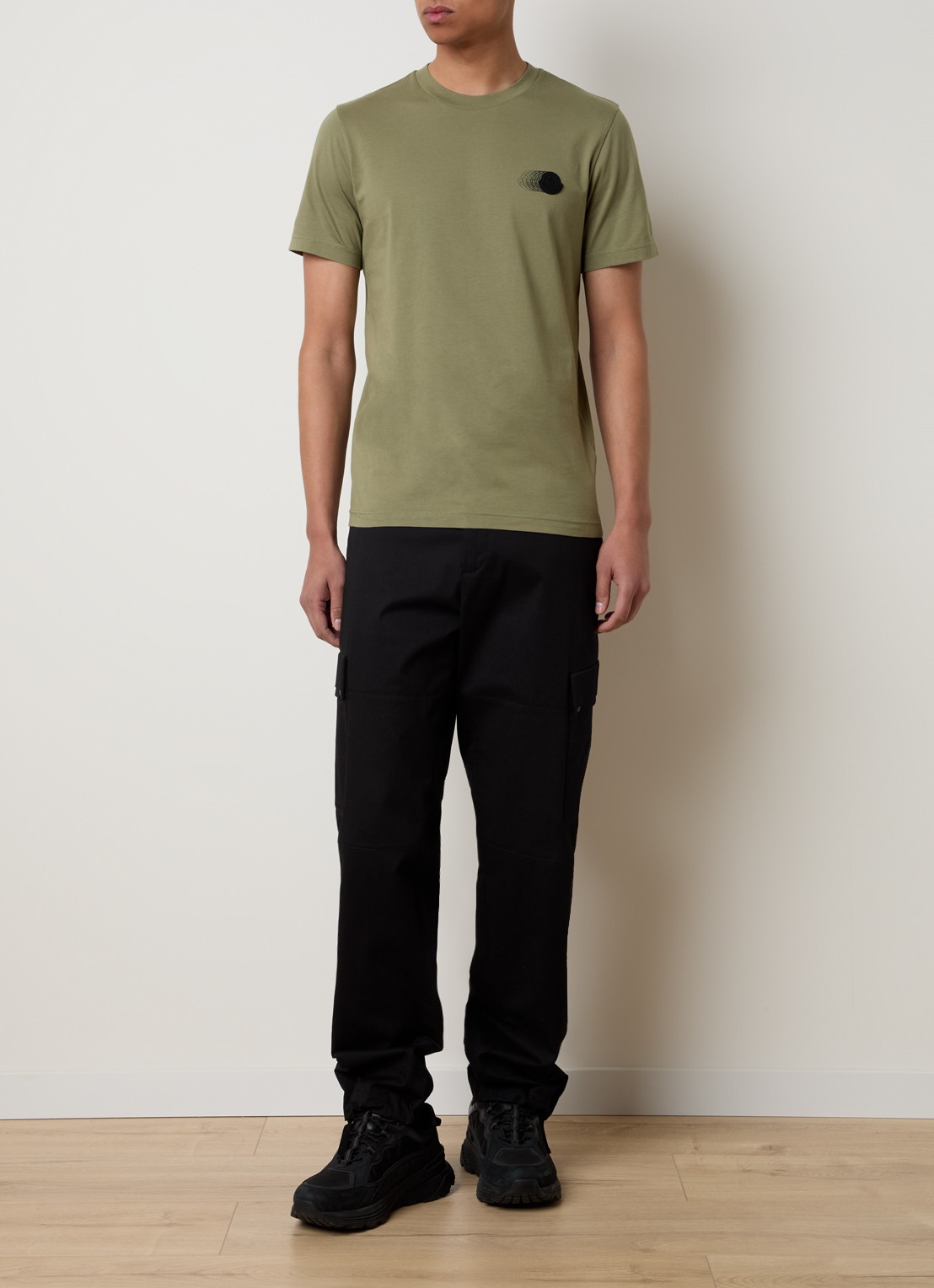 Moncler T-shirt met logo - voorkant 2 mosgroen