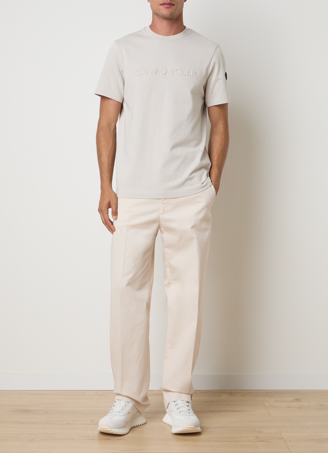Moncler T-shirt met logo - voorkant 5 gebroken wit